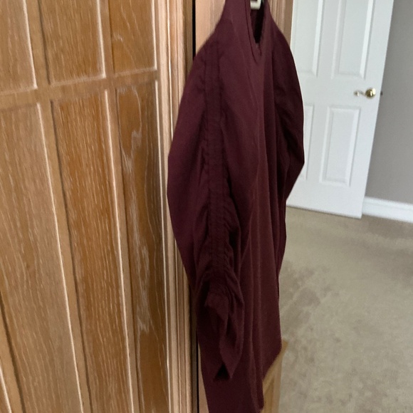 VERONICA BEARD RUCHED SLEEVE TEE - Picture 2 of 3